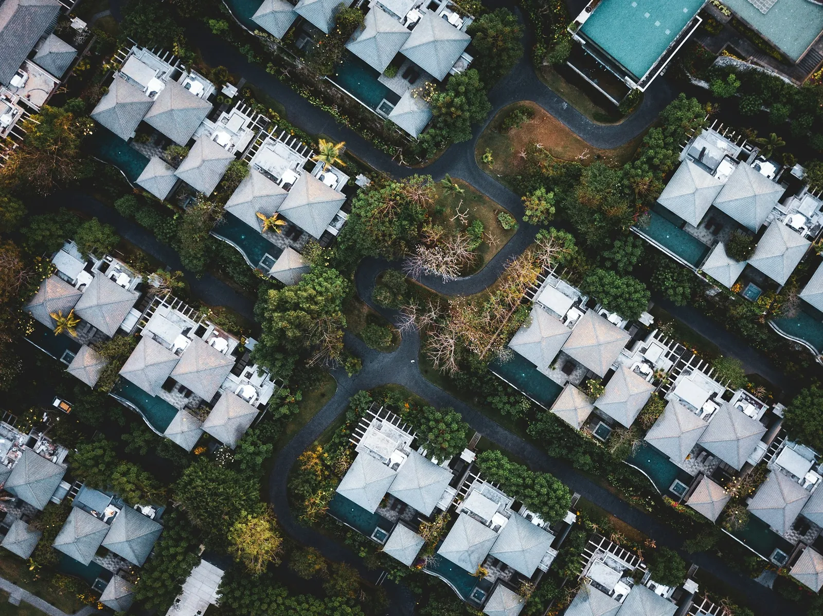 Vista aérea de residencias rodeadas de vegetación tropical