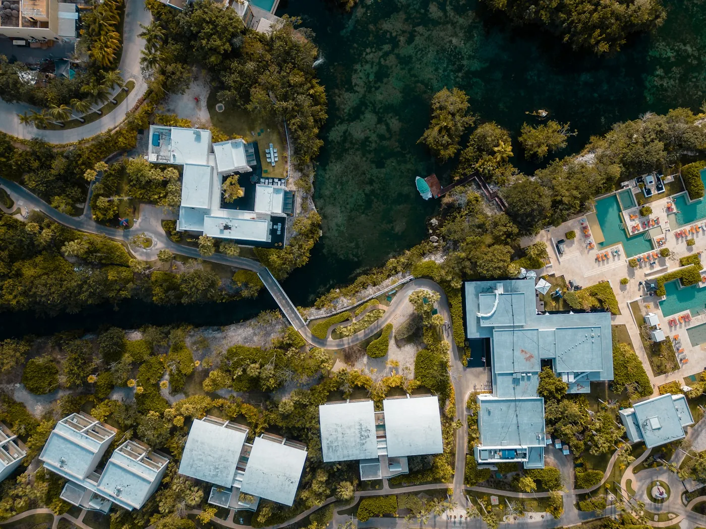 Residencias entre vegetación tropical